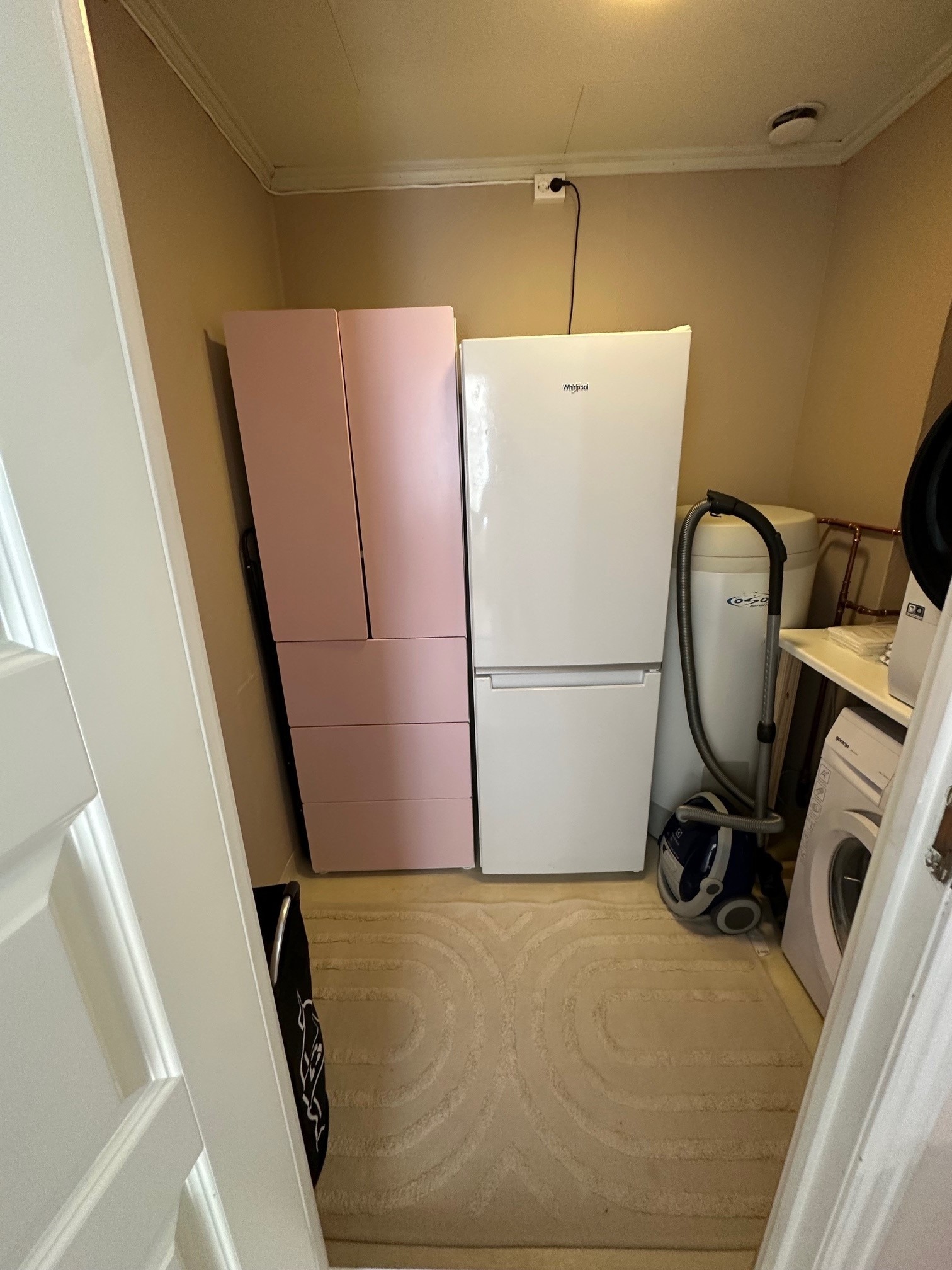 Vaskerom med ekstra kjøleskap og skap